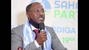 Cabdikariin Xuseen Guuleed Farmaajo ayaa dalka dib u celinaya