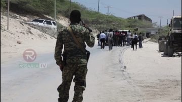 Muuqaal laga helay sida Ciidamada Booliska Shaqada afisiyooni uga hor-istaageen Wariyeyaasha